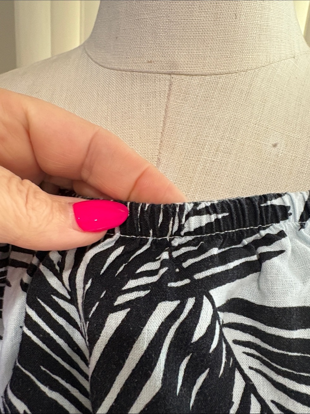 Remi James NYC women’s linen on off Shoulder Black White Palm-Print Top Ruffle L - Picture 3 of 11